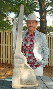 Fernando Villapol disfruta del mes de agosto en Maryland. El escultor posa junto a su escultura homenaje al monumento a Washington.