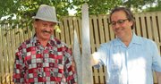 El escultor Fernando Villapol, izq., conversa con el director de El Tiempo Latino, Alberto Avendaño, en Olney, Maryland, a primeros de agosto de 2015.