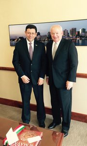 El cónsul Mendoza (izq.) con el alcalde de Norfolk, Virginia, Paul Fraim.
