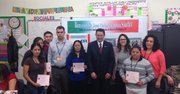 El cónsul Mendoza durante la entrega de certificados en la Escuela para adultos Carlos Rosario en Washington, DC, el 11 de marzo de 2015.