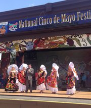 El ministro Juan Carlos Mendoza hablando durante el Cinco de Mayo 2015 en el National Mall de Washington, DC.
