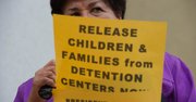 La delegada estatal de Maryland, Ana Sol Gutiérrez, sostiene un cartel contra la detención de madres y niños indocumentados durante la concentración del 10 de agosto de 2015 ante la Casa Blanca.