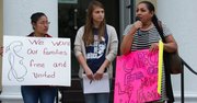 Fani Cruz (der.) habla durante la concentración en Washington, DC, el 10 de agosto, para pedir a la administración Obama que cierre los centros de detención para madres y niños indocumentados.
