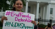 La activista Samaya Santos ante la Casa Blanca, el 10 de agosto, durante la concentración contra los centros de detencióm para madres y niños indocumentados