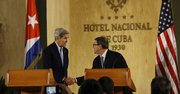 El secretario estadounidense de Estado, John Kerry (i), y el ministro de Relaciones Exteriores de Cuba, Bruno Rodríguez Parrilla (d), durante una rueda de prensa hoy, viernes 14 de agosto de 2015, tras la ceremonia de izado de la bandera de EE.UU. en la embajada de ese país en La Habana