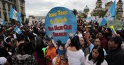 Manifestantes participan hoy, sábado 15 de agosto de 2015, en una protesta para exigir la renuncia del presidente del país, Otto Pérez Molina, y la aprobación de reformas electorales antes de los comicios generales del próximo 6 de septiembre, en el marco de una nueva jornada de protestas contra la corrupción en Ciudad de Guatemala (Guatemala).