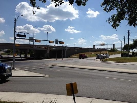 La volcadura de un camión en la autopista US 290 causo cierres y retrasos en la zona