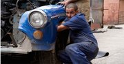 El mecánico Hernán Montalvo trabaja en un viejo Oldsmobile en la serie de TV "Cuban Chrome" donde se relata la historia de cubanos obsesionados con los coches.