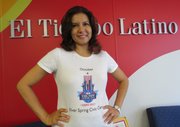 Cristina Frey en las oficinas de El Tiempo Latino con la camiseta de la New Americans Expo 2015.