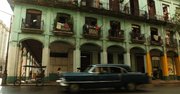 Coches como éste, en una calle de La Habana, serán restaurados para un "reality show" de TV en Discovery Channel. “Cuban Chrome” es la historia de unos cubanos locos por los autos.