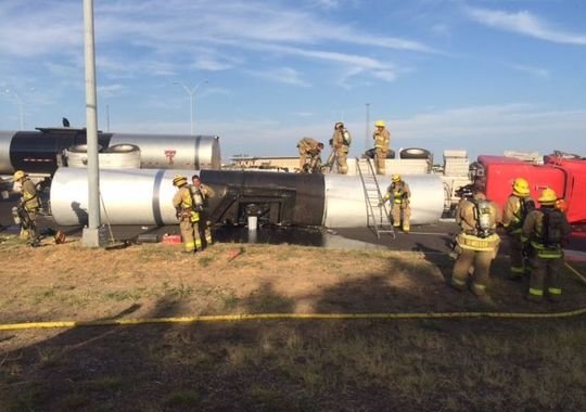 La volcadura de un camión cisterna provoco el cierre de la vía de servicio de Mopac