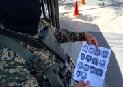 En Quezaltepeque un policía anti pandillas de El Salvador muestra la lista de los reos muertos en la masacre del penal.