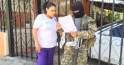 En Quezaltepeque madre indaga por suerte de su hijo tras masacre en el penal el sábado 22 de agosto de 2015. Su hijo se salvó.