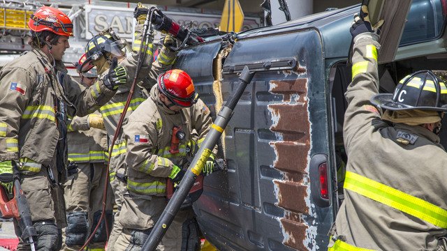 Los bomberos tuvieron que sacar al conductor de una van después de que se volcara al oeste de la ciudad