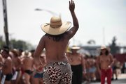 Integrantes del movimiento de Los 400 pueblos protestan el sábado 29 de agosto de 2015, en Ciudad de México. Alfonsina Sandoval reconoce que no está feliz por enseñar sus senos en las calles de México, pero a los 60 años solo puede llamar la atención con su cuerpo para protestar contra los políticos corruptos del Estado de Veracruz.