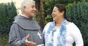 Norma Romero, coordinadora del colectivo Las Patronas, un grupo de mujeres voluntarias de Amatlán de los Reyes (Veracruz, México), y que ha sido nominado al Premio Princesa de Asturias de la Concordia conversa con el Padre Pateras Isidoro Macías de la Cruz Blanca en Algeciras (Cádiz, España).