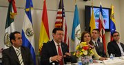 De izq. a der.: el Cónsul general de Bolivia, Marcelo Martínez Céspedes; el Titular Consular de la Embajada de México en Washington DC, Juan Carlos Méndoza; Keny López, Cónsul General de El Salvador; Benjamin Searle, Investigador del Departamento de Trabajo de EEUU y Jorge Escobar, director de Salud y Servicios Humanos de CASA, el lunes 31 de agosto de 2005 durante la presentación de la semana de Derechos laborales en la universidad Ana G Méndez.