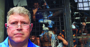 El periodista Armando Trull ante una bartolina (calabozo) en Lourdes, un cantón de Colón, en el departamento de La Libertad en El Salvador.