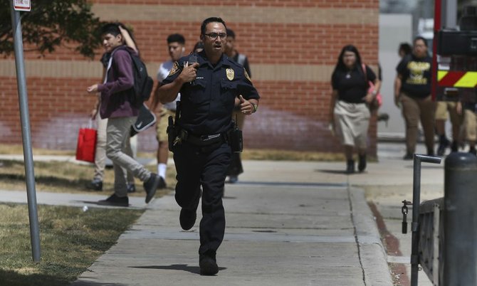 Un estudiante de Edison High School se quedó encerrado en una caja fuerte durante casi tres horas