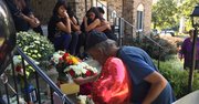 El domingo 6 de septiembre, un vecino deposita un sobre en un altar improvisado sobre las escaleras que conducen a la casa donde vivía Danny Centeno Miranda, en el condado de Loudoun, Virginia. Centeno cayó sobre estas escaleras luego de recibir dos disparos por la espalda, el viernes 4.