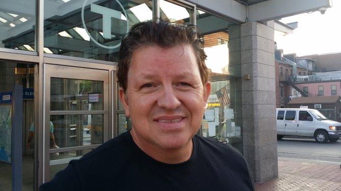 “Con respecto a sus salarios, es mejor que los dejen como están, porque la ciudad necesita más cosas que con esa plata se pueden arreglar, como el aseo de la ciudad, hay mucha basura en las calles especialmente en East Boston, en el centro de Boston. La ley dice que ellos se pueden subir su propio sueldo y pues en realidad cambiar eso sería difícil, pero ahorita como está la situación creo que no es conveniente que se suban el sueldo”.
Mauricio Quiroga