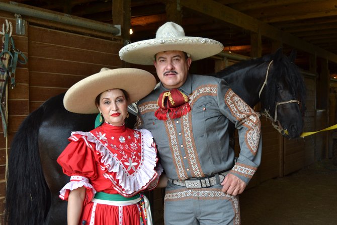 Isaac Castro y su esposa Mariseli, excelentes anfitriones que abren las puertas del rancho El Dorado, a familiares y amistades.