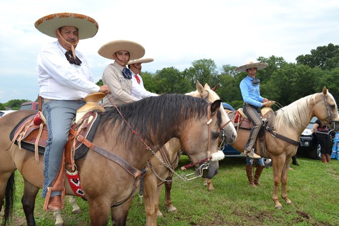 Amigos y familiares conversaron sobre la importancia del traje charro, las diferentes razas de caballos entre otros datos. 