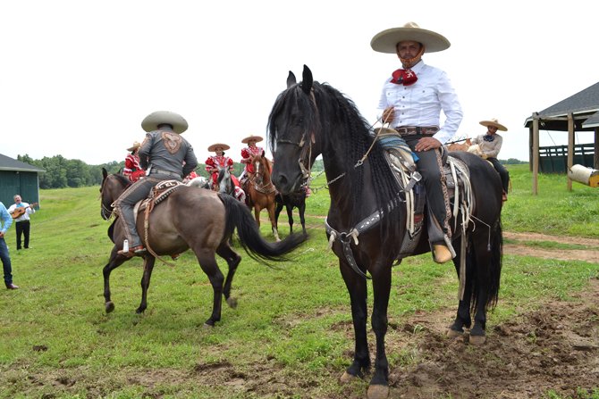Abelardo Sandoval, el instructor y caporal del rancho dijo "la belleza de una mujer montando a caballo es hermoso".