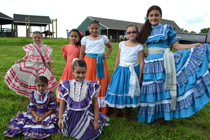 Muy contentas en usar un traje típico y participar en una tarde mexicana estaban las niñas de izq. a der., Giselle Alvarez, Sofia Jiménez, Regina Muñoz, Cecilia Sandoval y Paulina Briones. Sentadas, Mariana Briones y Miranda Lamas. 
