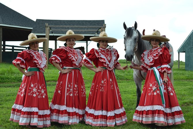 Las Amazonas de El Dorado, dando una descripción sobre su vestimenta y cómo se monta un caballo.