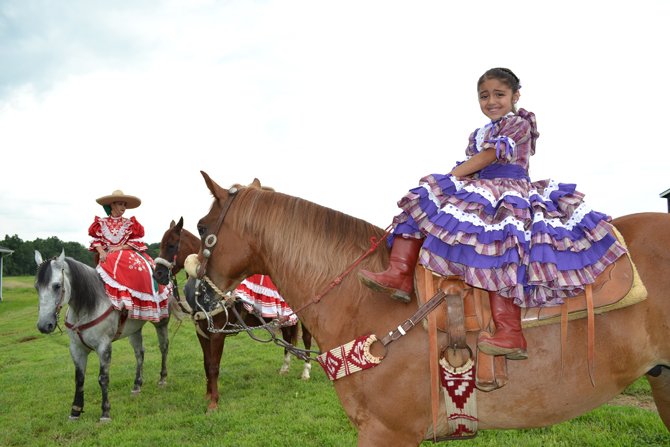"Me siento feliz cuando me subo al caballo" dijo Mariana Briones de 6 años de edad.