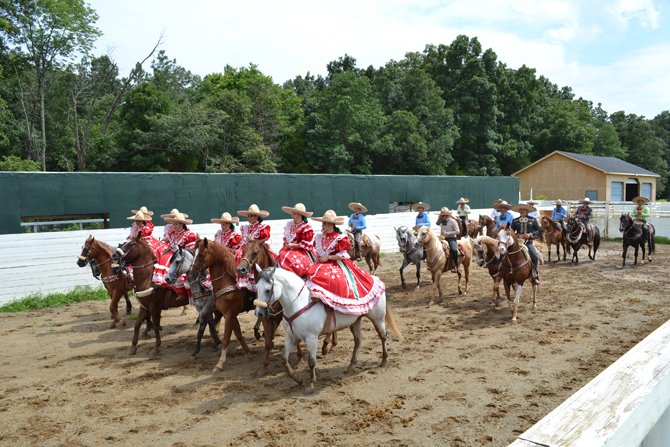 Dando inicio a la fiesta con el desfile de las Amazonas y los Charros montados en sus caballos.