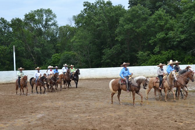 Los charros saludando al público para luego mostrar sus habilidades sobre sus caballos. 
