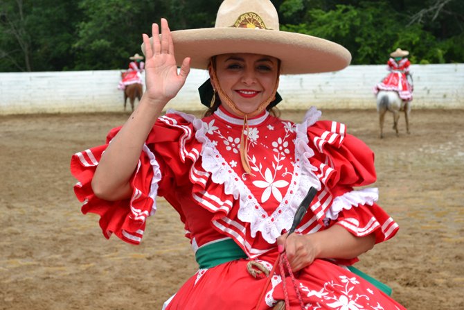 De esta manera, es como saludan al público.