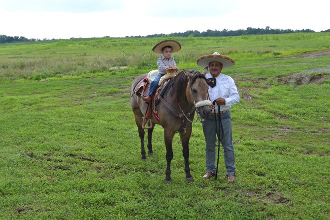 Después de la fiesta charra, los pequeños quieren montar los caballos de sus padres y pasear por los terrenos.
