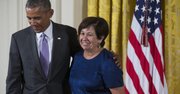 El presidente de Estados Unidos Barack Obama entrega el jueves 10 de septiembre de 2015, la Medalla Nacional de Humanidades a Vicki Lynn Ruiz, por sus contribución como historiadora. Obama entregó 21 medallas de arte y humanidades durante este evento en la Casa Blanca.
