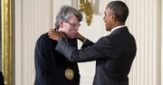 El presidente Barack Obama entrega la Medalla Nacional de Artes al escritor Stephen King.