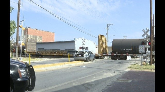 Un hombre resulto herido después de que un tren golpeara un auto