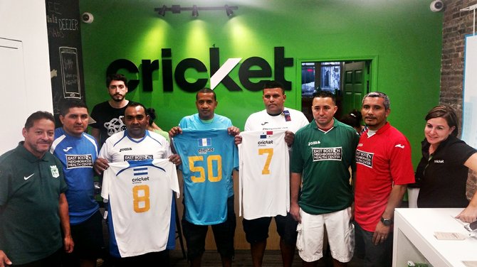 Orminsun Medina y los entrenadores Christian Alfaro, José "Chanba" Cabrera, Carlos Mckensi, Carlos González, Martín Melgar y Yuber Campos con sus uniformes junto a Diana Rice de Cricket Wireless. Los acompaña Kevin, el dueño de la tienda Cricket Wireless de Chelsea.