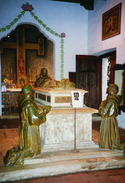 Tumba de Fray Junípero Serra en San Carlos Borromero, Carmel, California.