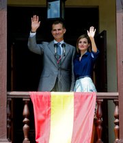 El rey Felipe VI y la reina Letizia saludan desde el balcón de la Casa de Gobierno de San Agustín, Florida, el 18 de septiembre de 2015.