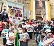 Cien mujeres, tras un peregrinaje de 100 millas, lloran a su llegada a la Basílica del Santuario Nacional de la Inmaculada Concepción en Washington. Piden al papa Francisco que "toque el corazón" de EE.UU. y tienda su mano a los millones de inmigrantes indocumentados del país.