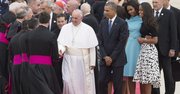El Papa Francisco acompañado de la familia presidencial estadounidense saluda a un grupo de clérigos el martes 22 de septiembre de 2015, en la base aérea de Andrews, Maryland, EEUU.