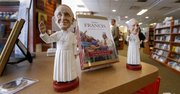Vista de recuerdos con la efigie del papa Francisco en una tienda de Washington.