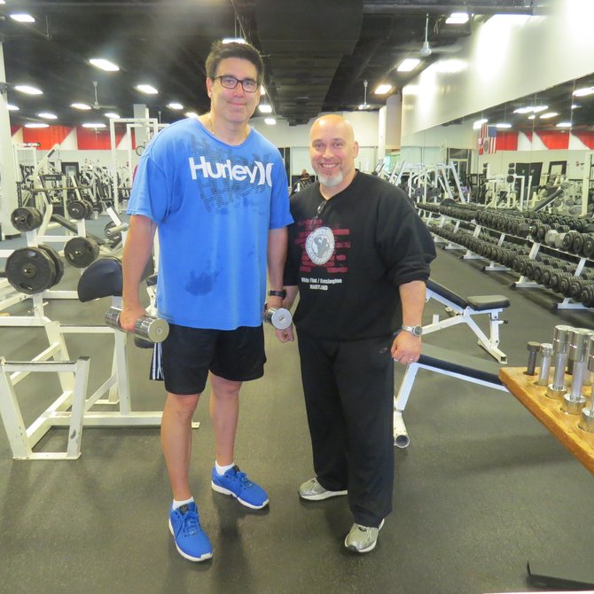 Erick Eckenrode (der.) con su alumno de origen hispano Alex Díaz.