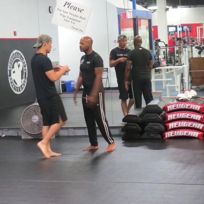 Entrenadores y alumnos en el área de boxeo en Team Eckenrode.