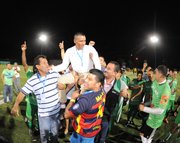 Los jugadores de Jutiapa celebran con sus dirigentes el título de la Copa Avianca 2015.