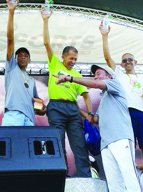 El alcalde del municipio caraqueño de Baruta, Gerardo Blyde (der.), sonríe con Héctor Porras (centro) y los dos corredores que le acompañaron en el podio en una carrera en esa localidad.