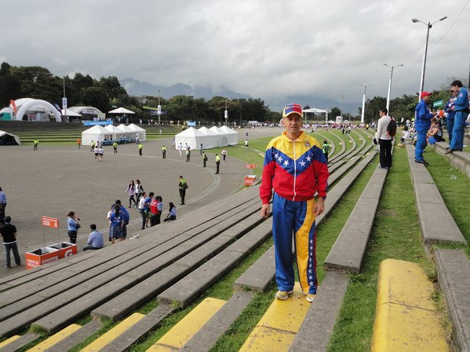 Héctor Porras Rojas trajeado con los colores amarillo, azul y rojo de la bandera de Venezuela en una reciente competencia internacional.