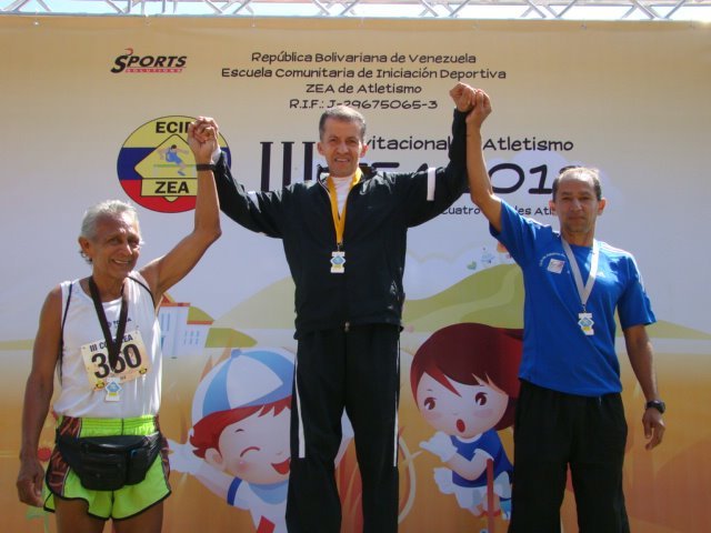 Héctor Porras (centro) después de la premiación en una prueba máster en venezuela.